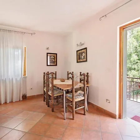 Glicine, San Zeno Di Montagna. Chalet *